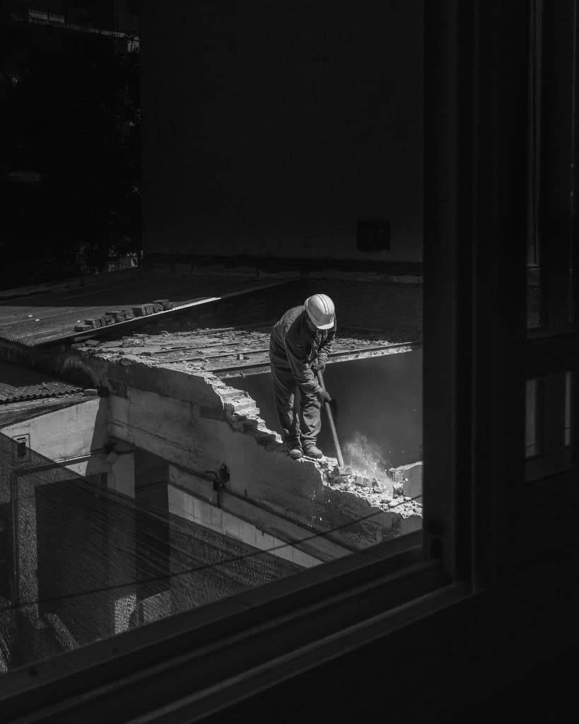 Demolición controlada en edificio residencial